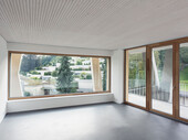 Freie Sicht nach draussen dank grossen Fensterfronten