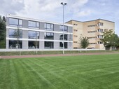 Les alentours réaménagés du complexe scolaire d'Oberengstringen