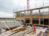 Holzelemente für die neue Schulanlage im Bau