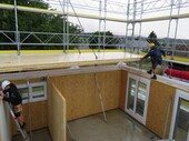 Montage der CLT-Platten auf der Baustelle