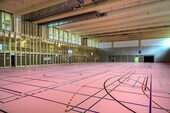 La salle de sport triple située en dessous, avec ses poutres en bois (longueur : 35 m)
