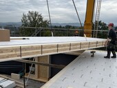 Dalle CLT préparée sur le côté longitudinal lors du montage, avant le coulage des joints TS3.