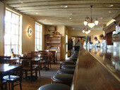 Bar au rez-de-chaussée